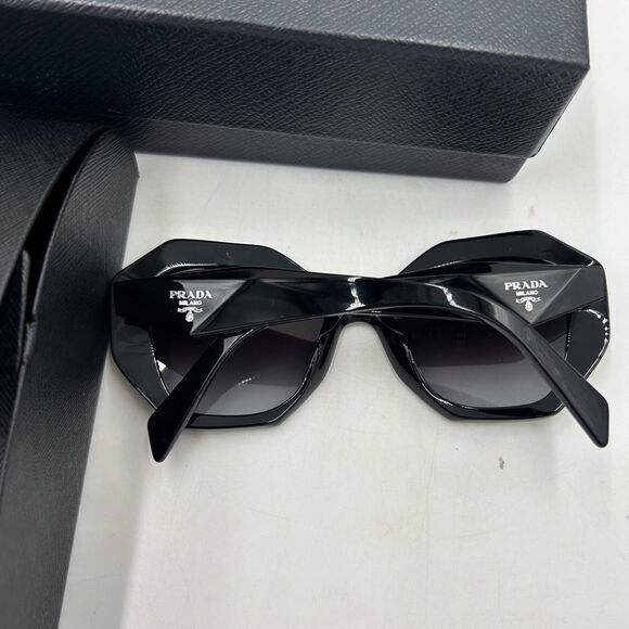 Unisex Prada geometric sunglasses made in Italy - Picture 5 of 8